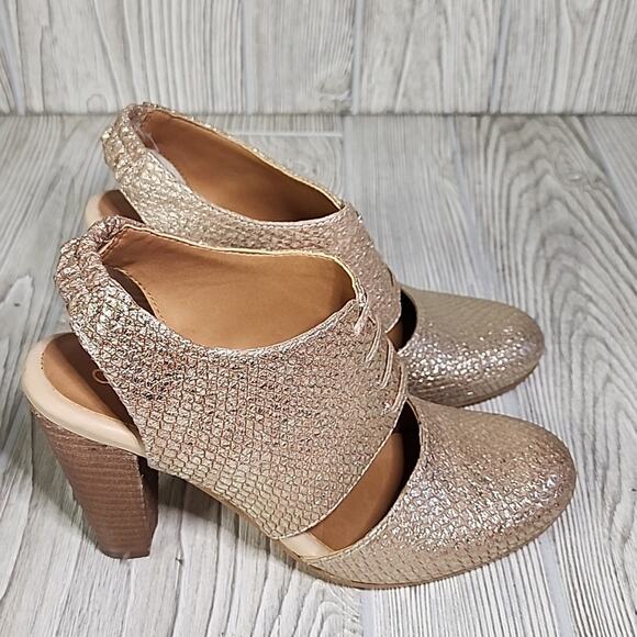 Seychelles Whirl Embossed Gold Metallic Round Toe Pumps Womens Size 6.5 NEW - Picture 3 of 12